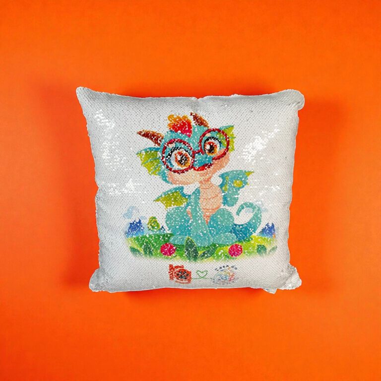 Almofada com imagem estampada do Dragão Bruno, personagem do livro.