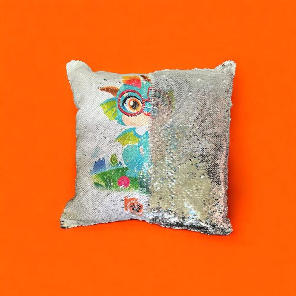 Almofada com verso mágico prata da imagem estampada do Dragão Bruno, personagem do livro.