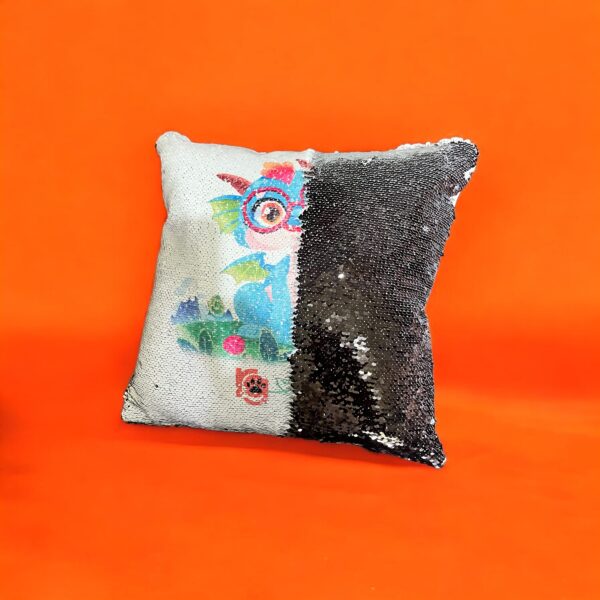 Almofada com verso mágico preto da imagem estampada do Dragão Bruno, personagem do livro.